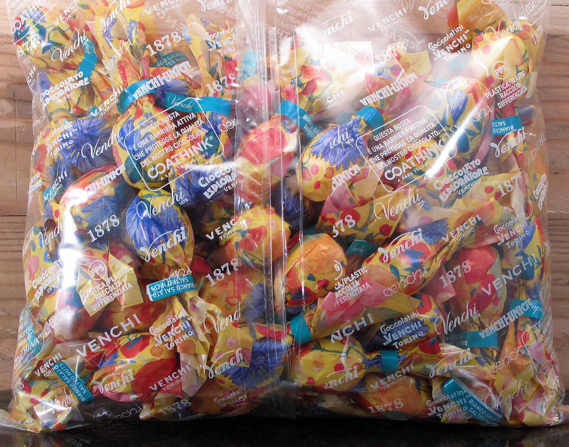 Venchi Eier mit Weißer Schokolade und Nüssen 1kg 